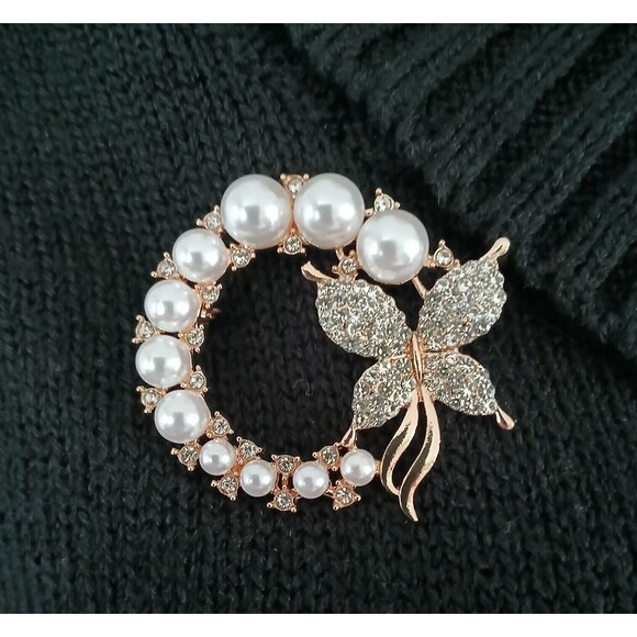 Butterfly Gold Tone Wreath Brooch Pin Fancy Sparkly Faux Pearls Elegant Gift - Picture 2 of 6